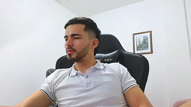 Snapshot of Massimoo_07 chatting on January 5, 1:45 am Massimoo 07 online show from January 5, 1:45 am