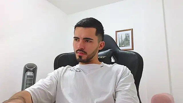 Snapshot of Massimoo_07 chatting on January 7, 8:52 pm Massimoo 07 online show from January 7, 8:52 pm