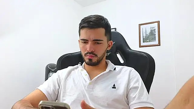 Snapshot of Massimoo_07 chatting on January 11, 11:24 pm Massimoo 07 online show from January 11, 11:24 pm