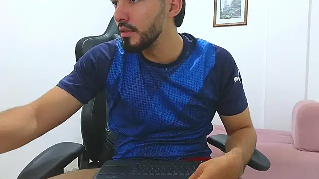 Snapshot of Massimoo_07 chatting on January 31, 11:03 pm Massimoo 07 online show from January 31, 11:03 pm