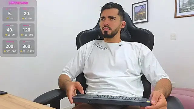 Snapshot of Massimoo_07 chatting on February 18, 7:52 pm Massimoo 07 online show from February 18, 7:52 pm