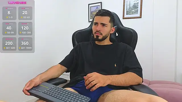 Snapshot of Massimoo_07 chatting on February 19, 7:38 pm Massimoo 07 online show from February 19, 7:38 pm