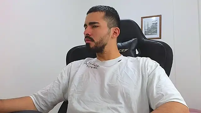 Snapshot of Massimoo_07 chatting on March 12, 7:17 pm Massimoo 07 online show from March 12, 7:17 pm