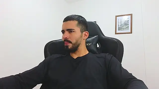 Snapshot of Massimoo_07 chatting on March 15, 7:27 pm Massimoo 07 online show from March 15, 7:27 pm