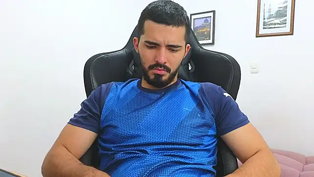 Snapshot of Massimoo_07 chatting on March 19, 9:37 pm Massimoo 07 online show from March 19, 9:37 pm