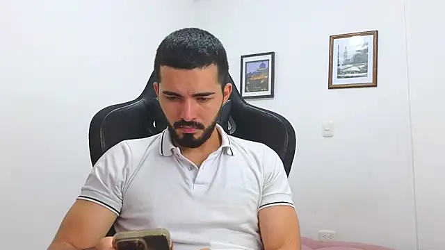 Snapshot of Massimoo_07 chatting on March 21, 1:45 am Massimoo 07 online show from March 21, 1:45 am