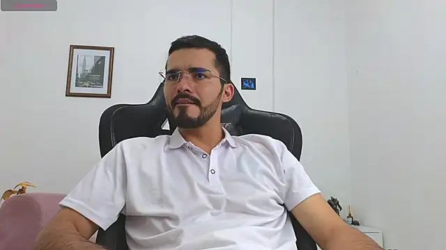 Snapshot of Massimoo_07 chatting on October 9, 7:01 pm Massimoo 07 online show from October 9, 7:01 pm