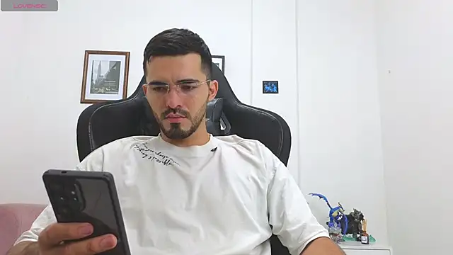 Snapshot of Massimoo_07 chatting on October 25, 4:02 pm Massimoo 07 online show from October 25, 4:02 pm