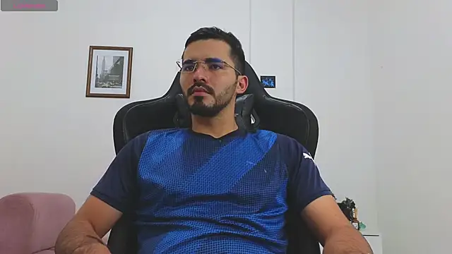 Snapshot of Massimoo_07 chatting on October 30, 7:47 pm Massimoo 07 online show from October 30, 7:47 pm