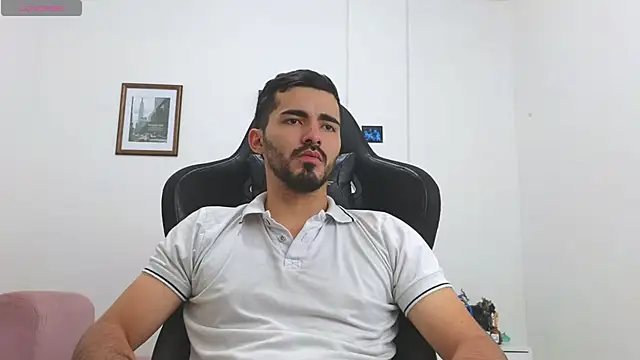 Snapshot of Massimoo_07 chatting on October 31, 7:48 pm Massimoo 07 online show from October 31, 7:48 pm