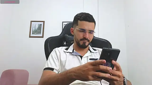 Snapshot of Massimoo_07 chatting on November 10, 9:47 pm Massimoo 07 online show from November 10, 9:47 pm