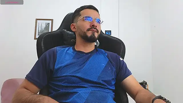 Snapshot of Massimoo_07 chatting on November 11, 6:19 pm Massimoo 07 online show from November 11, 6:19 pm