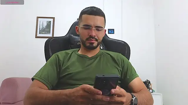 Snapshot of Massimoo_07 chatting on November 19, 7:25 pm Massimoo 07 online show from November 19, 7:25 pm