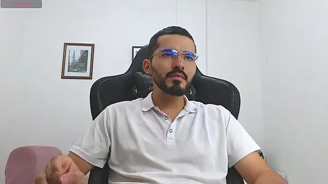 Snapshot of Massimoo_07 chatting on December 2, 8:26 pm Massimoo 07 online show from December 2, 8:26 pm