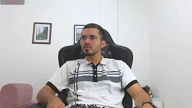 Snapshot of Massimoo_07 chatting on December 4, 2:37 pm Massimoo 07 online show from December 4, 2:37 pm