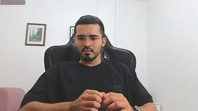 Snapshot of Massimoo_07 chatting on December 5, 6:04 pm Massimoo 07 online show from December 5, 6:04 pm