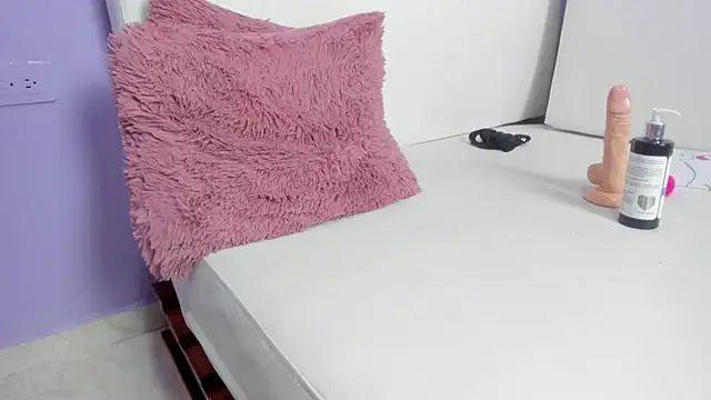 Snapshot of Carolina_Burninng chatting on February 9, 11:04 pm Carolina Burninng online show from February 9, 11:04 pm