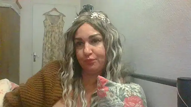 Snapshot of BELLAMORGANE1 chatting on December 23, 6:05 pm BELLAMORGANE1 online show from December 23, 6:05 pm