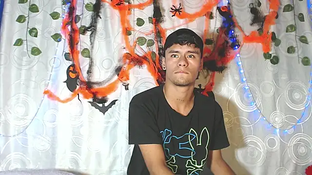 Snapshot of Andres_7676 chatting on October 12, 9:47 pm Andres 7676 online show from October 12, 9:47 pm