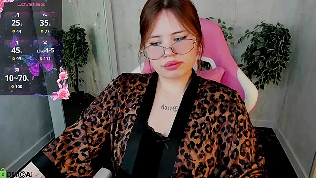 EricaElliott online show from April 12, 9:47 am