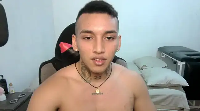 Snapshot of David_Adams2003 chatting on February 6, 2:04 pm David Adams2003 online show from February 6, 2:04 pm