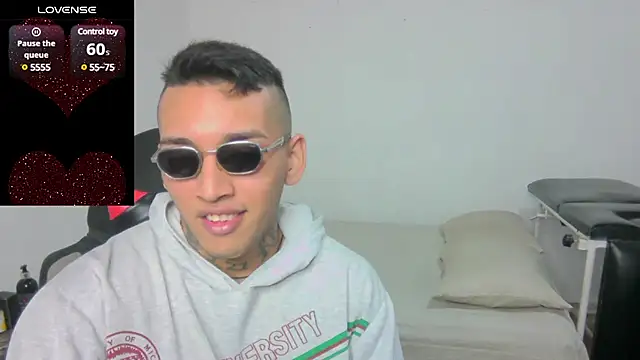 Snapshot of David_Adams2003 chatting on February 20, 1:40 pm David Adams2003 online show from February 20, 1:40 pm