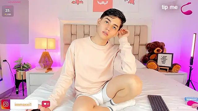 Snapshot of Maxi_little chatting on November 5, 9:15 pm Maxi little online show from November 5, 9:15 pm