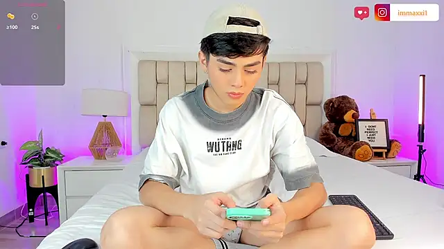 Snapshot of Maxi_little chatting on November 22, 8:52 pm Maxi little online show from November 22, 8:52 pm