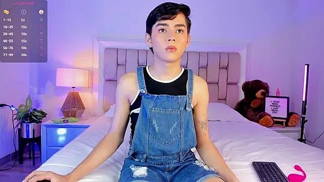 Snapshot of Maxi_little chatting on November 30, 12:03 am Maxi little online show from November 30, 12:03 am