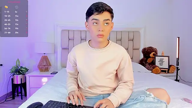 Snapshot of Maxi_little chatting on December 4, 9:23 pm Maxi little online show from December 4, 9:23 pm