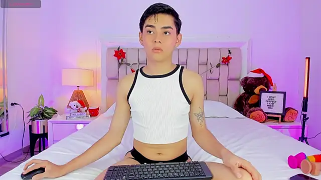 Snapshot of Maxi_little chatting on December 18, 8:26 pm Maxi little online show from December 18, 8:26 pm