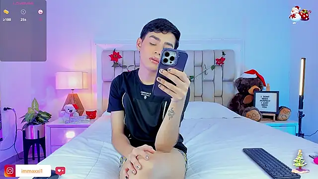 Snapshot of Maxi_little chatting on December 22, 7:55 pm Maxi little online show from December 22, 7:55 pm