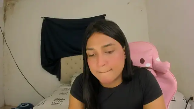 Snapshot of Miss_noah18 chatting on November 11, 10:21 pm Miss noah18 online show from November 11, 10:21 pm