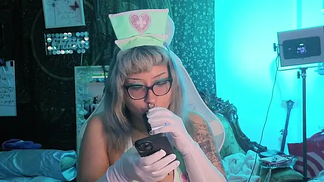 Snapshot of deluxxxeblu chatting on January 13, 3:12 am deluxxxeblu online show from January 13, 3:12 am