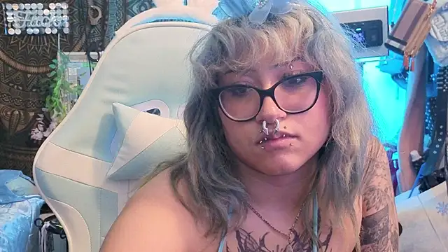 Snapshot of deluxxxeblu chatting on January 14, 1:55 am deluxxxeblu online show from January 14, 1:55 am