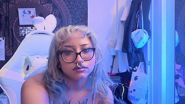 Snapshot of deluxxxeblu chatting on January 19, 3:32 am deluxxxeblu online show from January 19, 3:32 am