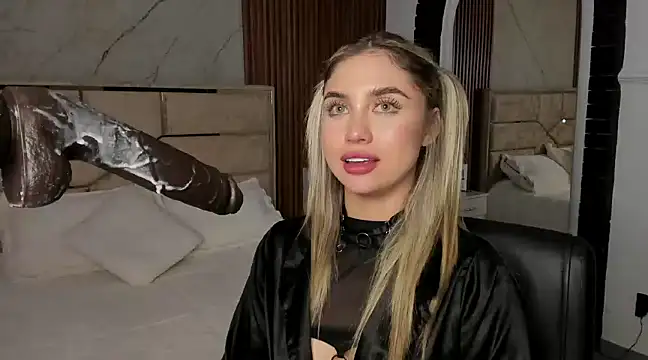 Snapshot of EmiilyHendriixx chatting on January 11, 5:10 am EmiilyHendriixx online show from January 11, 5:10 am