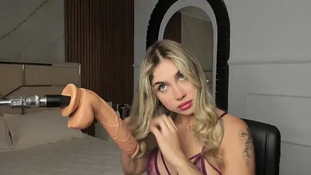 Snapshot of EmiilyHendriixx chatting on February 7, 8:53 pm EmiilyHendriixx online show from February 7, 8:53 pm