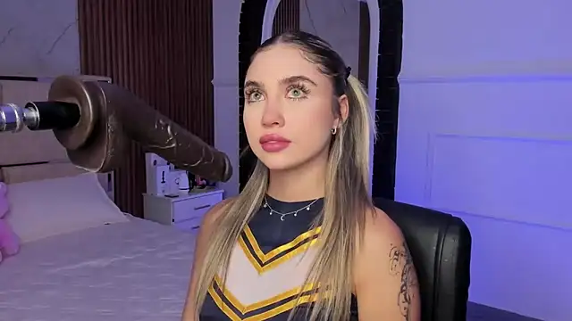 Snapshot of EmiilyHendriixx chatting on February 12, 9:11 pm EmiilyHendriixx online show from February 12, 9:11 pm