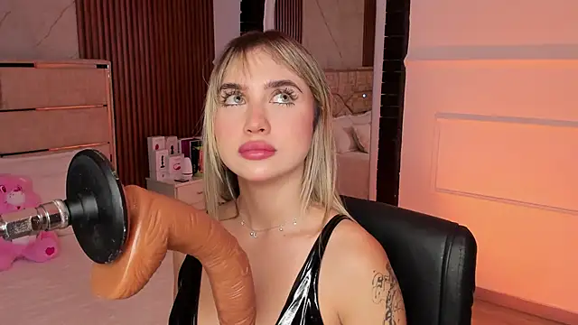 Snapshot of EmiilyHendriixx chatting on February 13, 11:04 pm EmiilyHendriixx online show from February 13, 11:04 pm