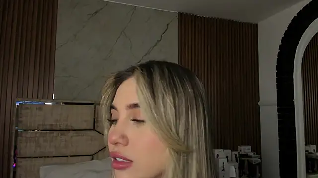 Snapshot of EmiilyHendriixx chatting on February 15, 9:04 pm EmiilyHendriixx online show from February 15, 9:04 pm