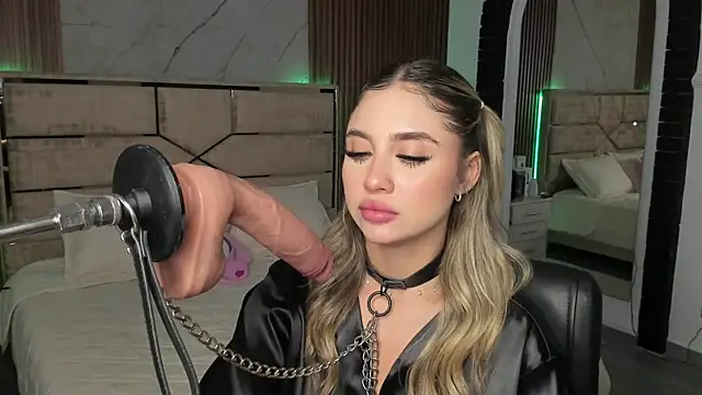 Snapshot of EmiilyHendriixx chatting on February 28, 8:31 am EmiilyHendriixx online show from February 28, 8:31 am