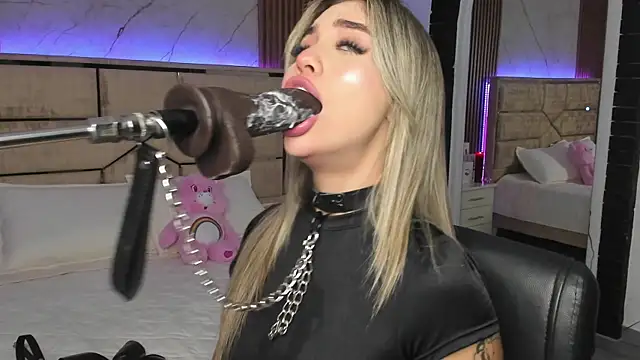 Snapshot of EmiilyHendriixx chatting on March 12, 11:12 pm EmiilyHendriixx online show from March 12, 11:12 pm