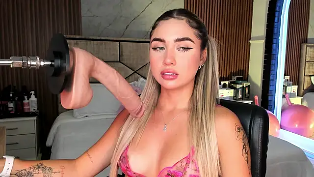 Snapshot of EmiilyHendriixx chatting on September 22, 8:33 pm EmiilyHendriixx online show from September 22, 8:33 pm