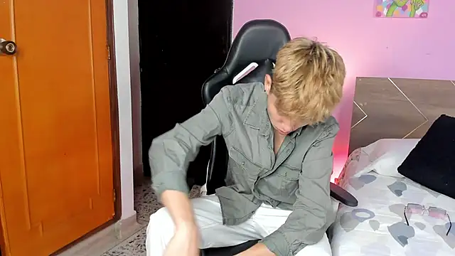 Snapshot of Brian-Ausslos chatting on February 2, 4:37 am Brian-Ausslos online show from February 2, 4:37 am