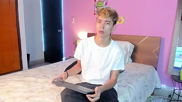 Snapshot of Brian-Ausslos chatting on February 6, 4:42 am Brian-Ausslos online show from February 6, 4:42 am