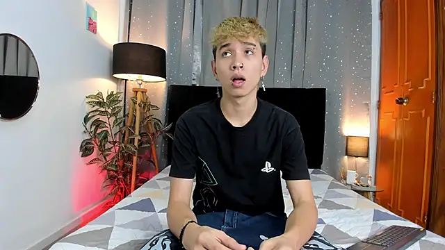 Snapshot of Brian-Ausslos chatting on February 8, 5:08 am Brian-Ausslos online show from February 8, 5:08 am