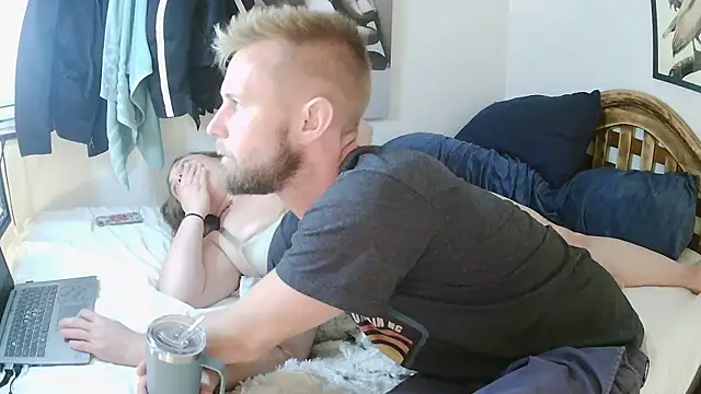 Snapshot of bjay1210 chatting on January 23, 3:26 am bjay1210 online show from January 23, 3:26 am