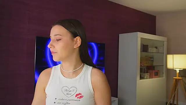 Snapshot of linda_x_x chatting on October 23, 10:03 am linda x x online show from October 23, 10:03 am