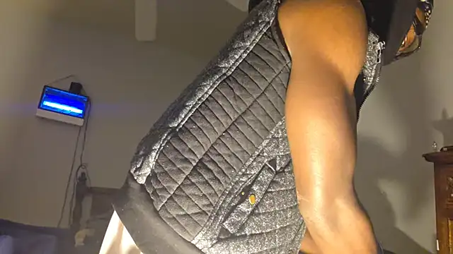 Snapshot of dominatingblacklove chatting on November 20, 7:52 am dominatingblacklove online show from November 20, 7:52 am